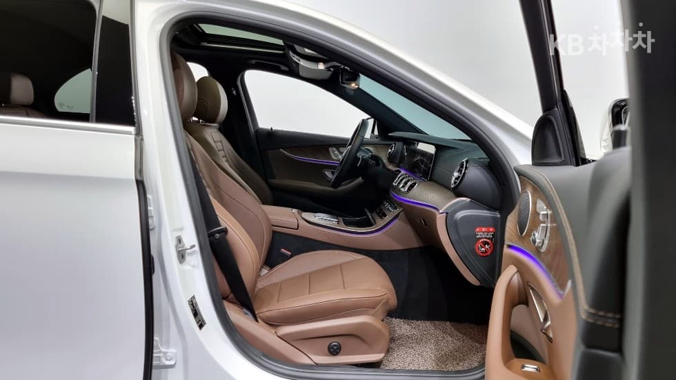 Mercedes-Benz - E-Class | E250 Exclusive 11