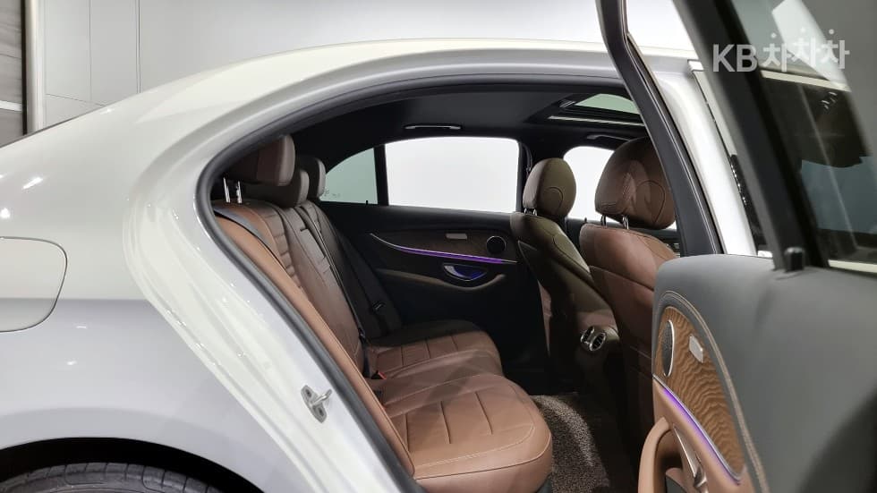 Mercedes-Benz - E-Class | E250 Exclusive 12