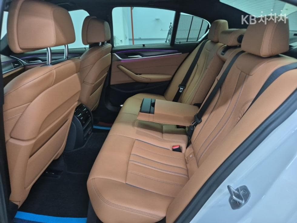 BMW - 5-Series | All New 520 M Sport 12