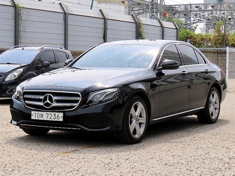 Mercedes-Benz - E-Class | E220 4MATIC Avantgarde 2