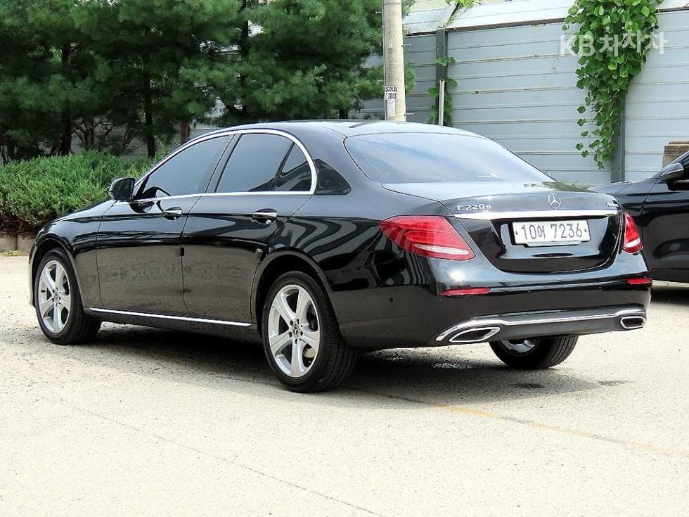 Mercedes-Benz - E-Class | E220 4MATIC Avantgarde 3