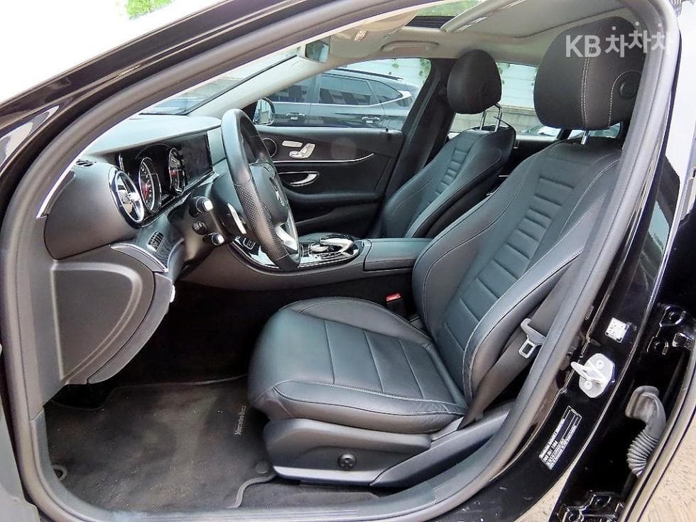 Mercedes-Benz - E-Class | E220 4MATIC Avantgarde 6