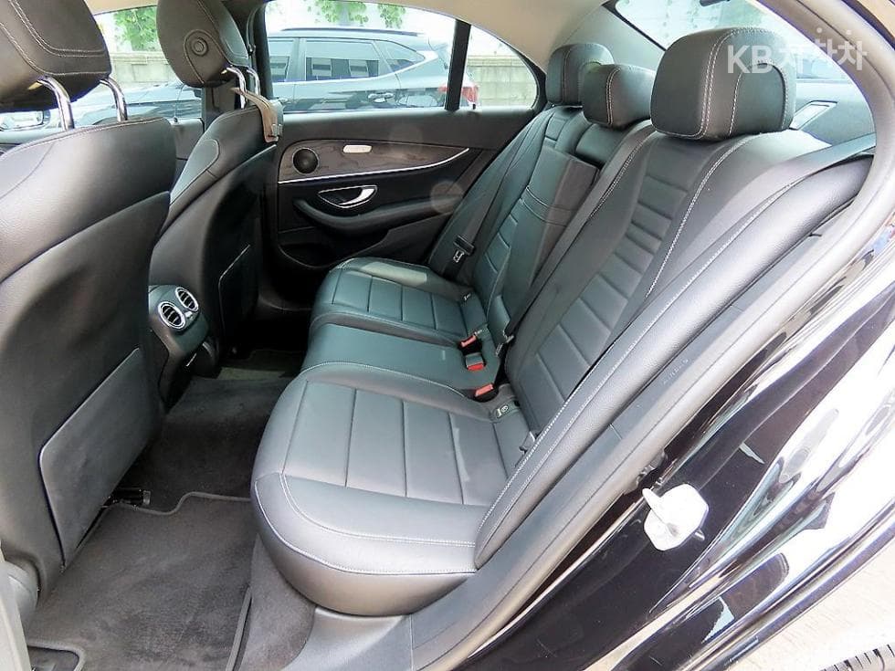 Mercedes-Benz - E-Class | E220 4MATIC Avantgarde 7