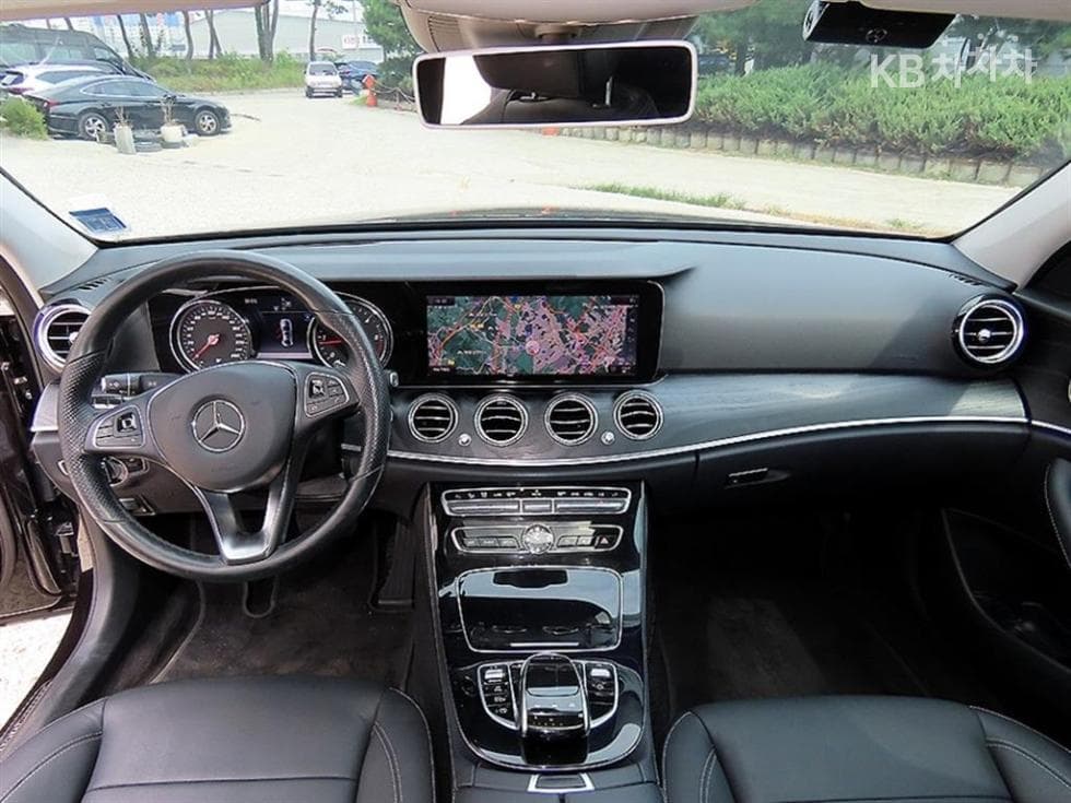 Mercedes-Benz - E-Class | E220 4MATIC Avantgarde 8