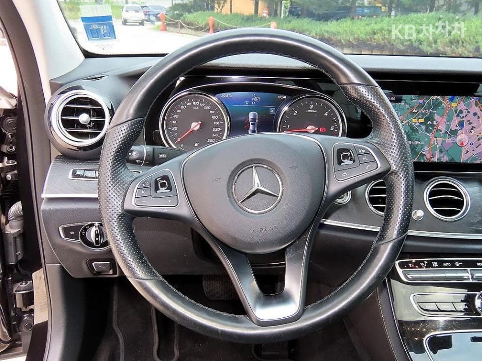 Mercedes-Benz - E-Class | E220 4MATIC Avantgarde 9