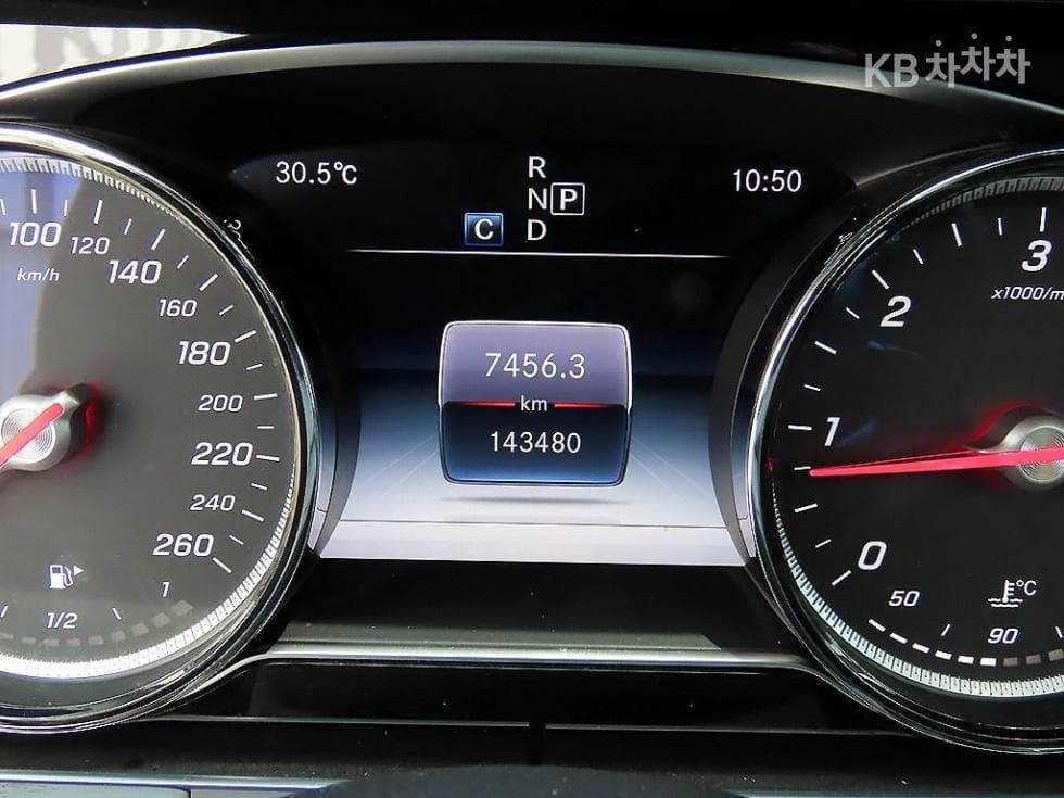 Mercedes-Benz - E-Class | E220 4MATIC Avantgarde 10