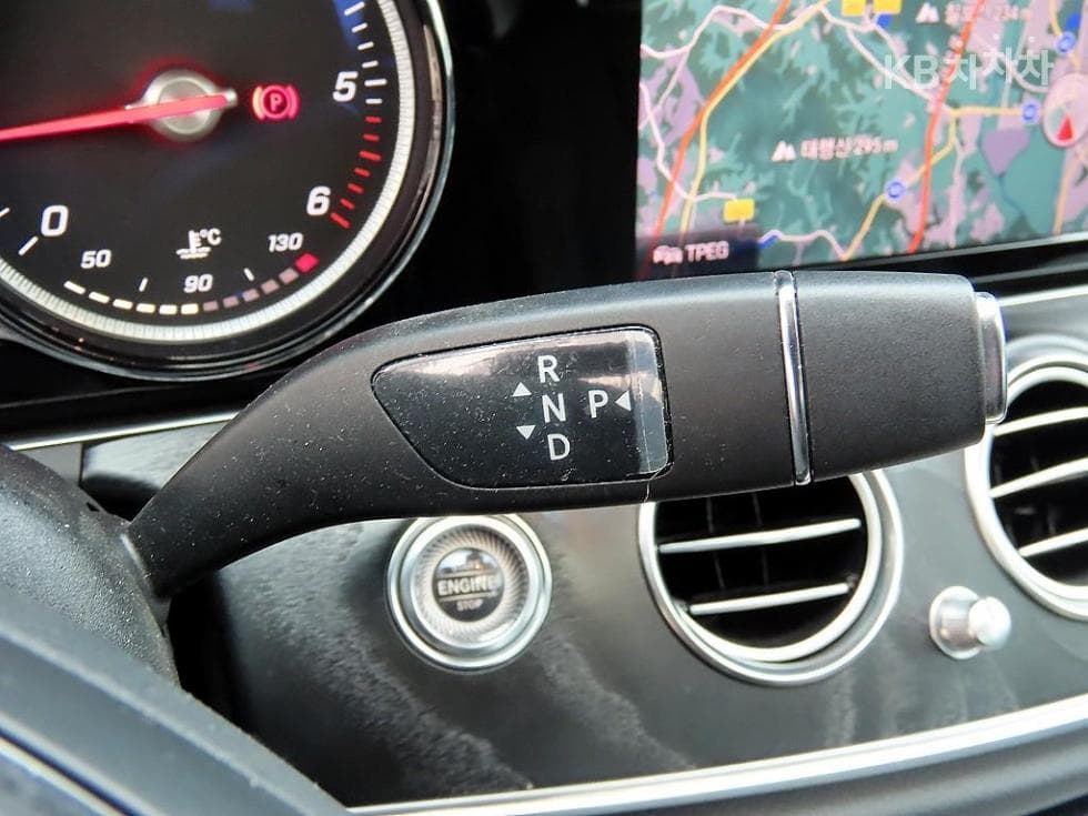 Mercedes-Benz - E-Class | E220 4MATIC Avantgarde 11