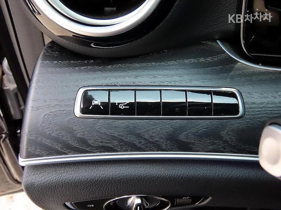Mercedes-Benz - E-Class | E220 4MATIC Avantgarde 12