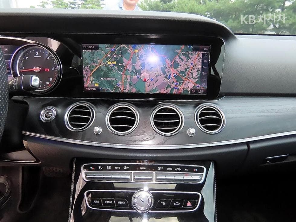 Mercedes-Benz - E-Class | E220 4MATIC Avantgarde 14
