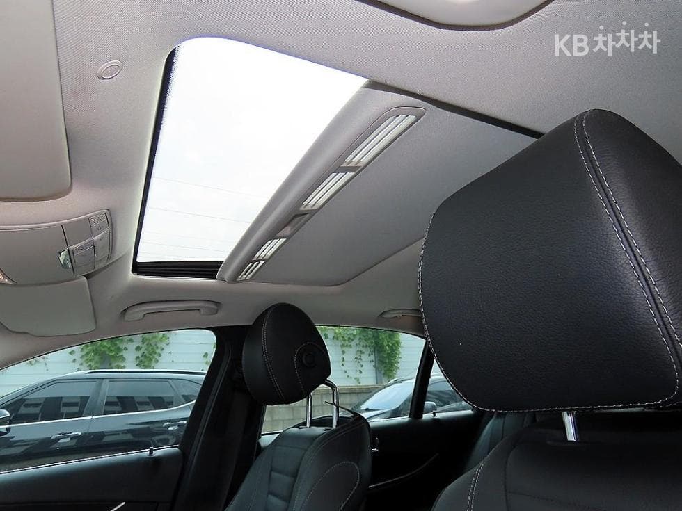 Mercedes-Benz - E-Class | E220 4MATIC Avantgarde 16