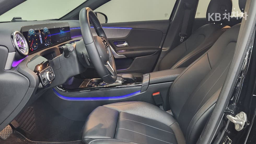 Mercedes-Benz - A-Class | A220 Hatchback Base 10