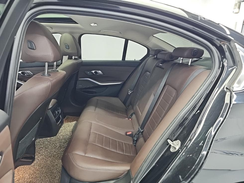 بي إم دبليو - 3-Series | 320 Luxury Line 12