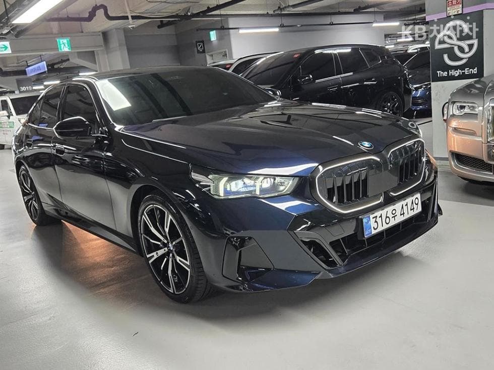 BMW - 5-Series | New 530 xDrive M Sport 2