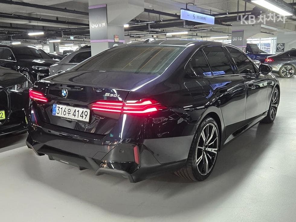 BMW - 5-Series | New 530 xDrive M Sport 3