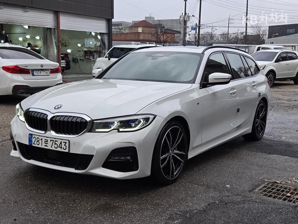 BMW - 3-Series | 320 Touring M Sport Package 2