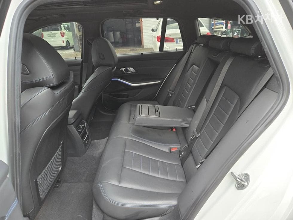 BMW - 3-Series | 320 Touring M Sport Package 6