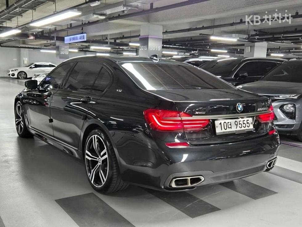 BMW - 7-Series | M760Li xDrive Base 3