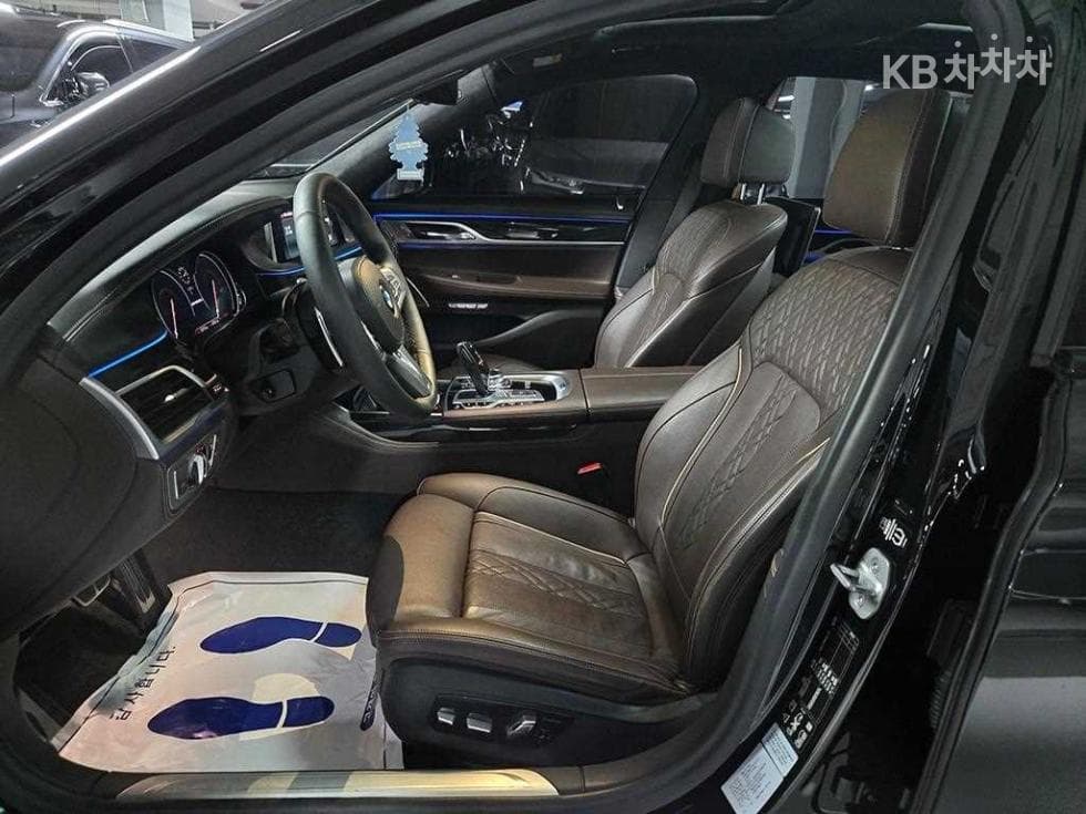 BMW - 7-Series | M760Li xDrive Base 5