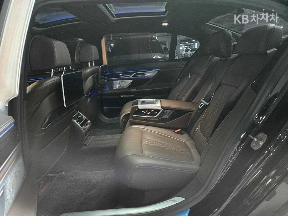 BMW - 7-Series | M760Li xDrive Base 6