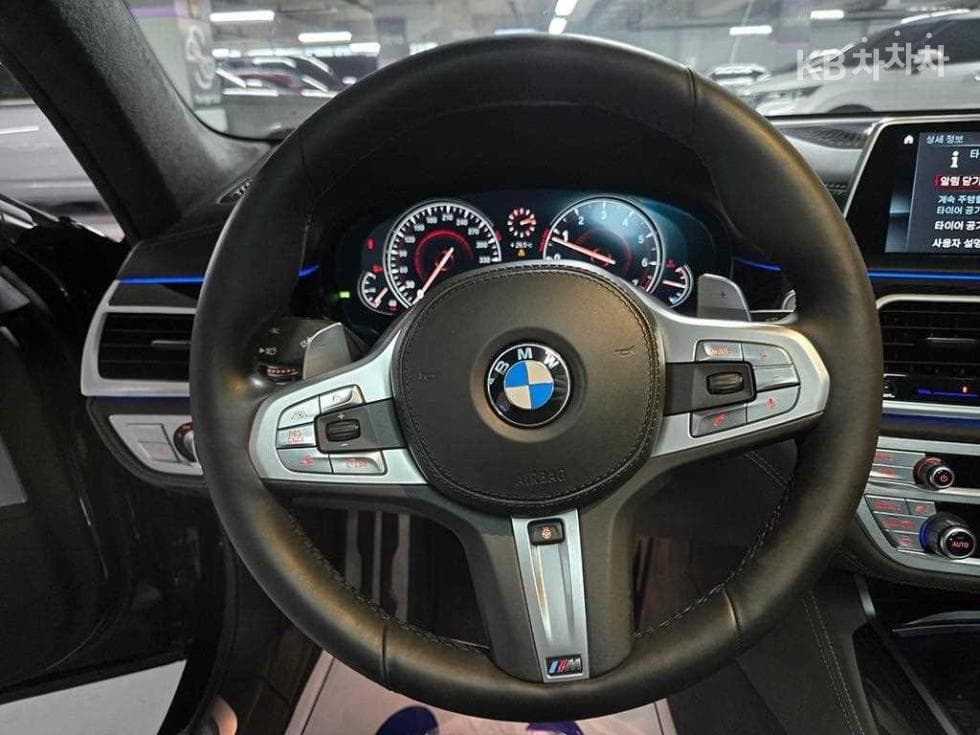 BMW - 7-Series | M760Li xDrive Base 8