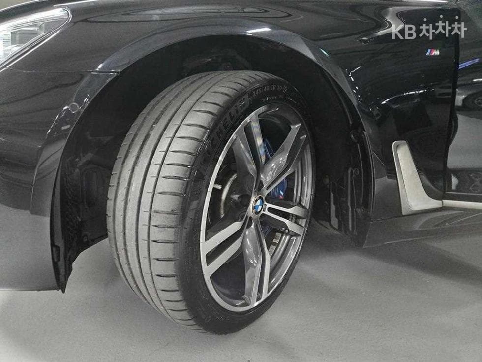 BMW - 7-Series | M760Li xDrive Base 20
