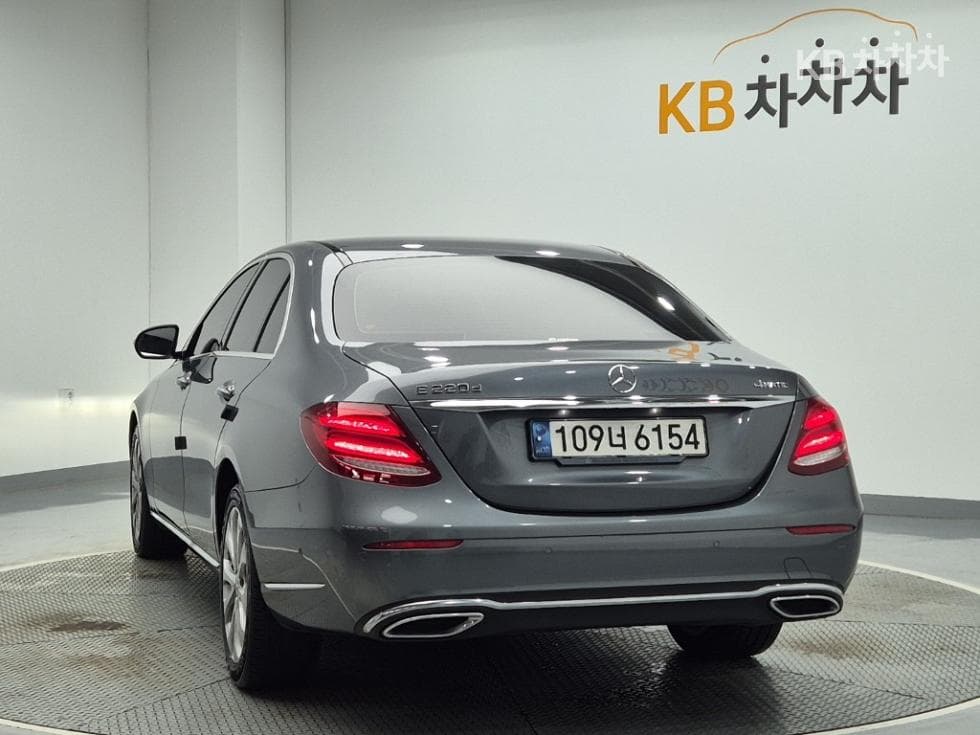 Mercedes-Benz - E-Class | E220 Avantgarde Intelligent Drive 2