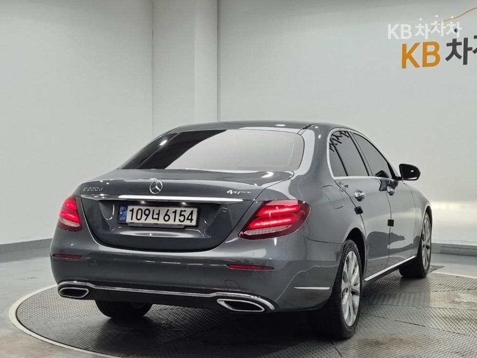 Mercedes-Benz - E-Class | E220 Avantgarde Intelligent Drive 3