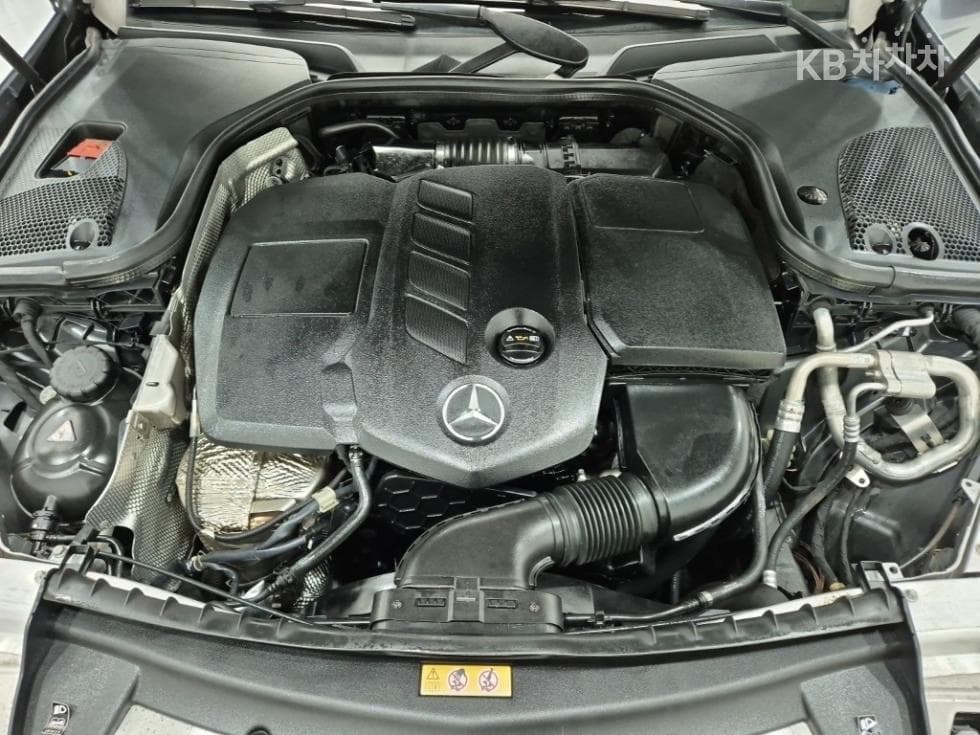 Mercedes-Benz - E-Class | E220 Avantgarde Intelligent Drive 5