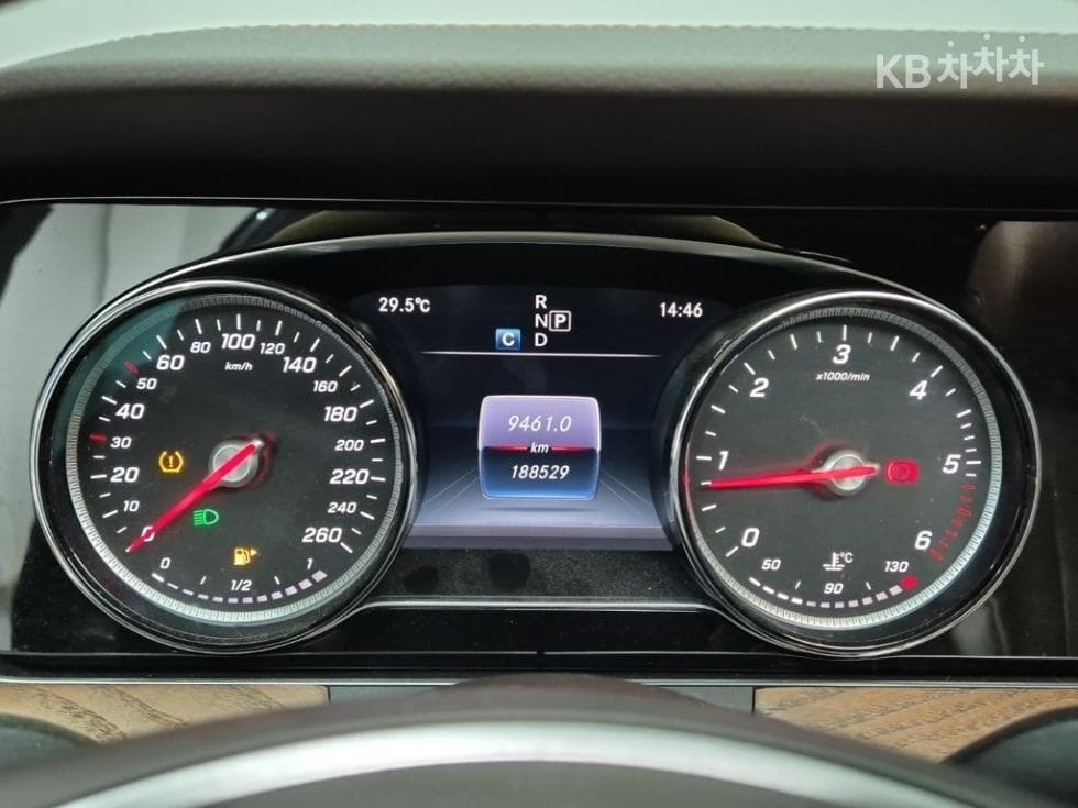 Mercedes-Benz - E-Class | E220 Avantgarde Intelligent Drive 6