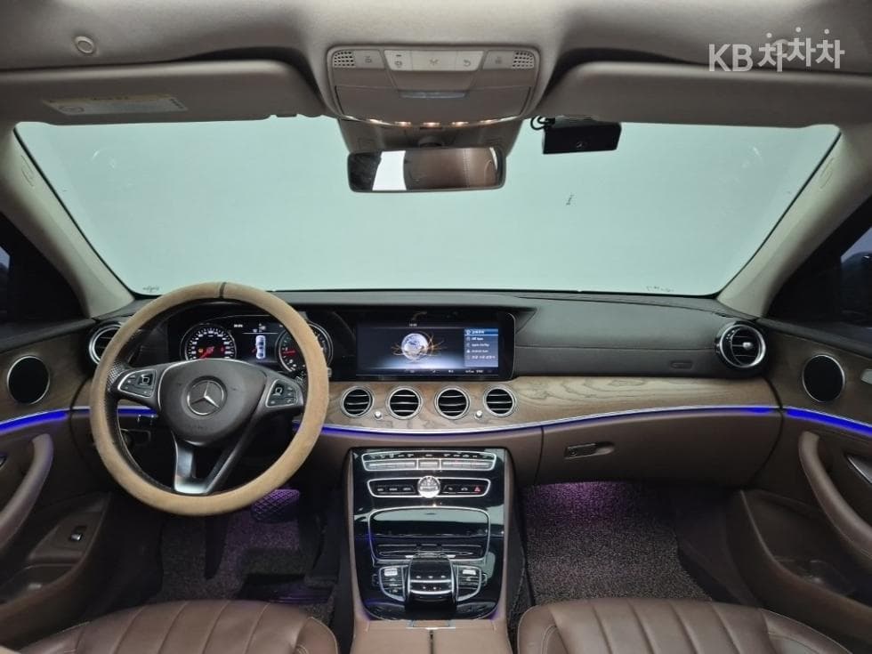 Mercedes-Benz - E-Class | E220 Avantgarde Intelligent Drive 7