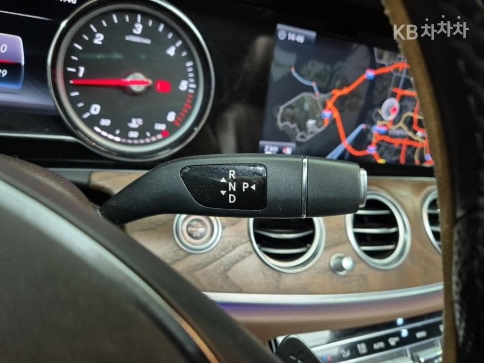 Mercedes-Benz - E-Class | E220 Avantgarde Intelligent Drive 8