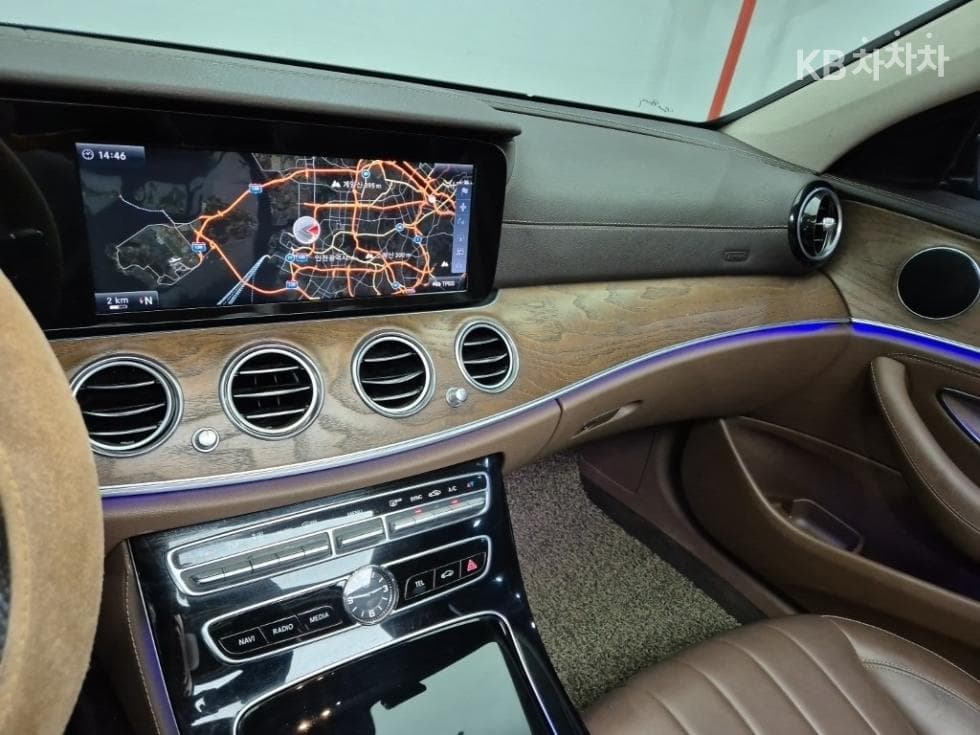 Mercedes-Benz - E-Class | E220 Avantgarde Intelligent Drive 10
