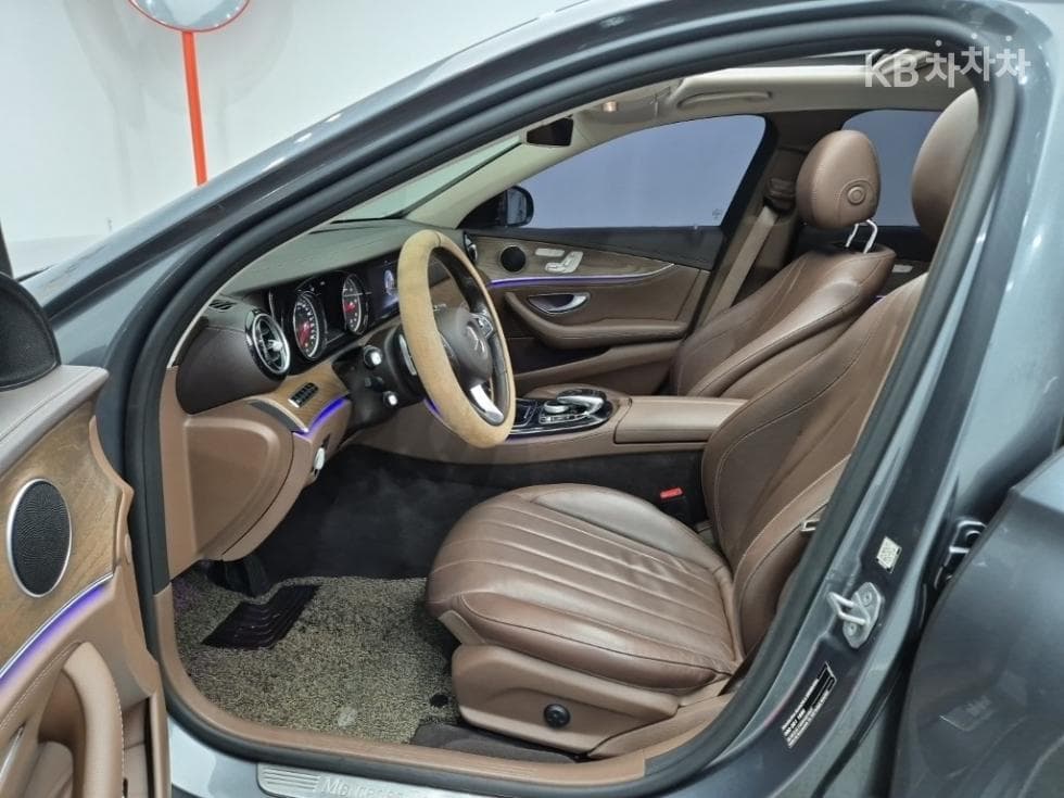 Mercedes-Benz - E-Class | E220 Avantgarde Intelligent Drive 11