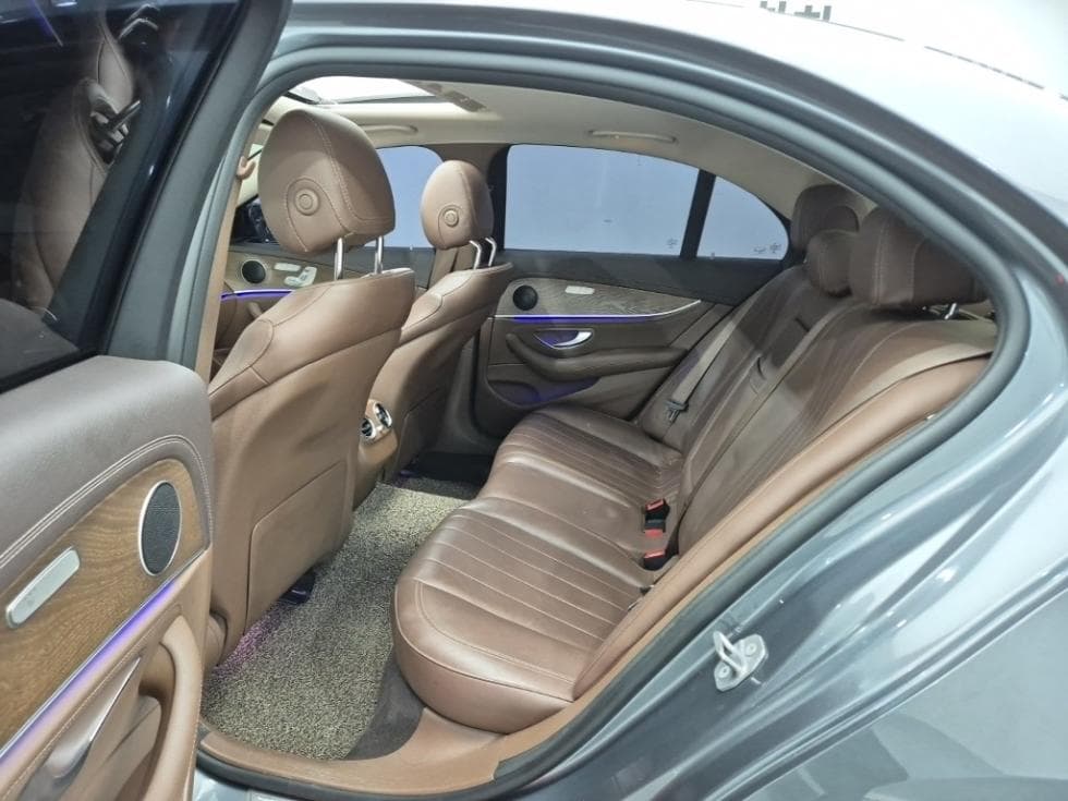 Mercedes-Benz - E-Class | E220 Avantgarde Intelligent Drive 12