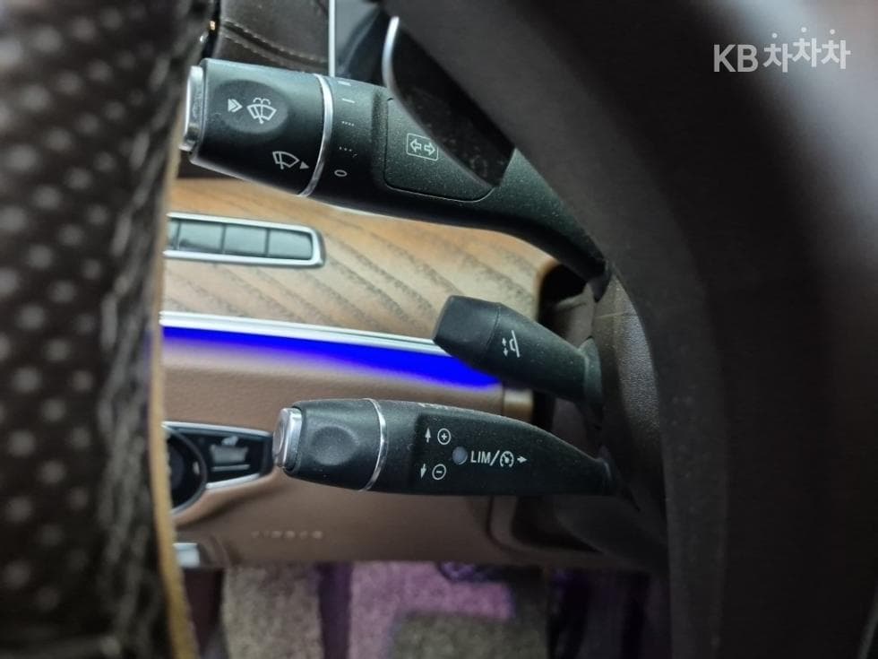 Mercedes-Benz - E-Class | E220 Avantgarde Intelligent Drive 16