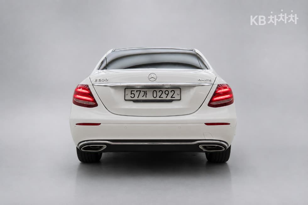 Mercedes-Benz - E-Class | E300 4Matic Exclusive 3