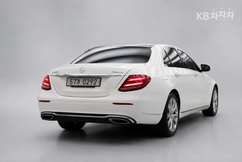 Mercedes-Benz - E-Class | E300 4Matic Exclusive 4