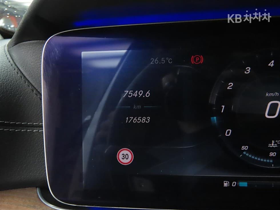 Mercedes-Benz - E-Class | E300 4Matic Exclusive 6