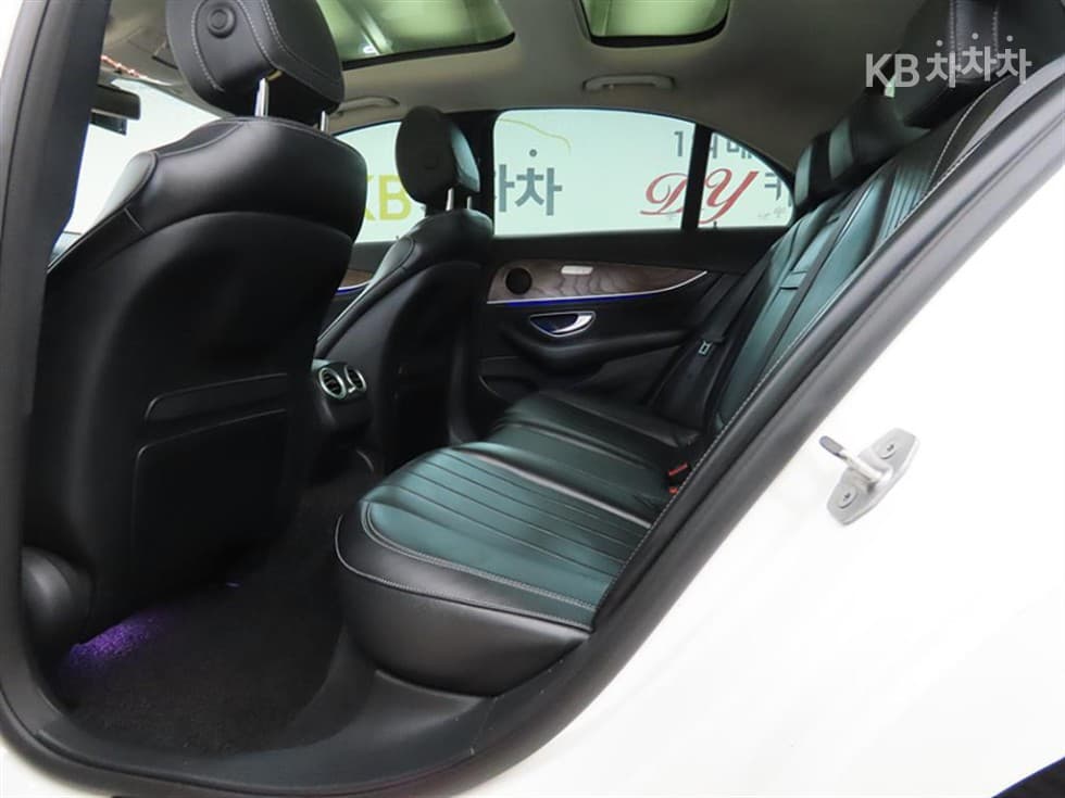 Mercedes-Benz - E-Class | E300 4Matic Exclusive 9