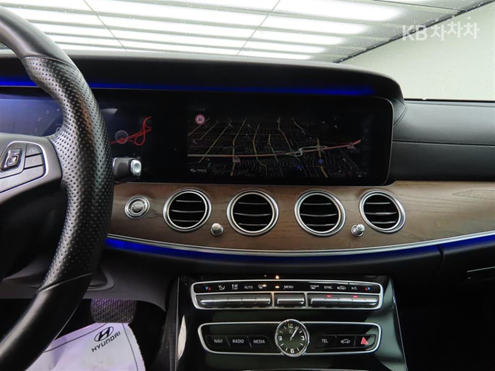 Mercedes-Benz - E-Class | E300 4Matic Exclusive 16