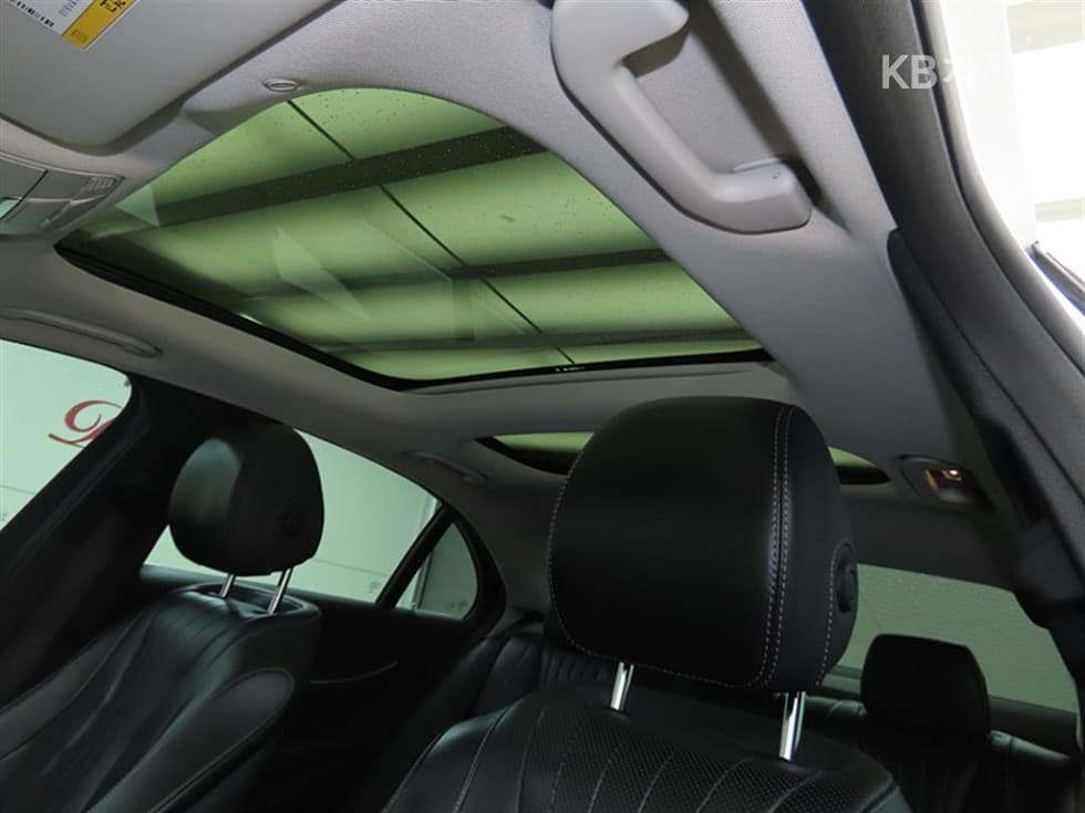 Mercedes-Benz - E-Class | E300 4Matic Exclusive 17