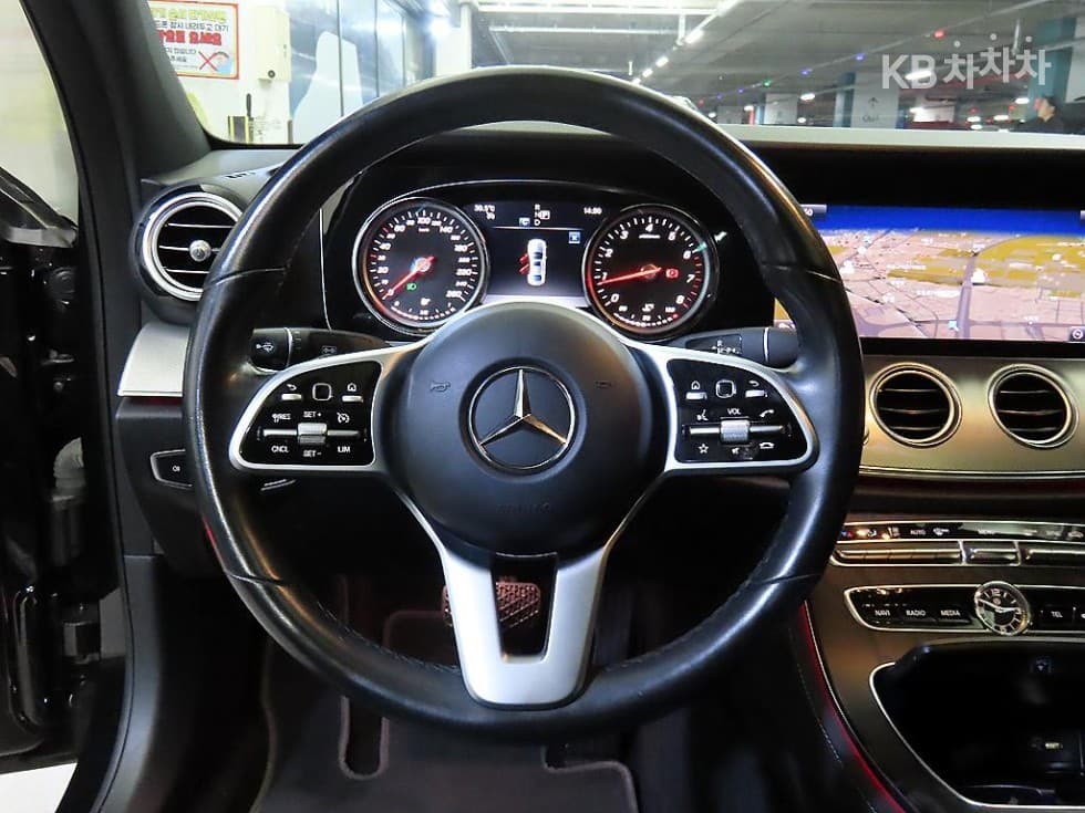 Mercedes-Benz - E-Class | E250 Avantgarde 8