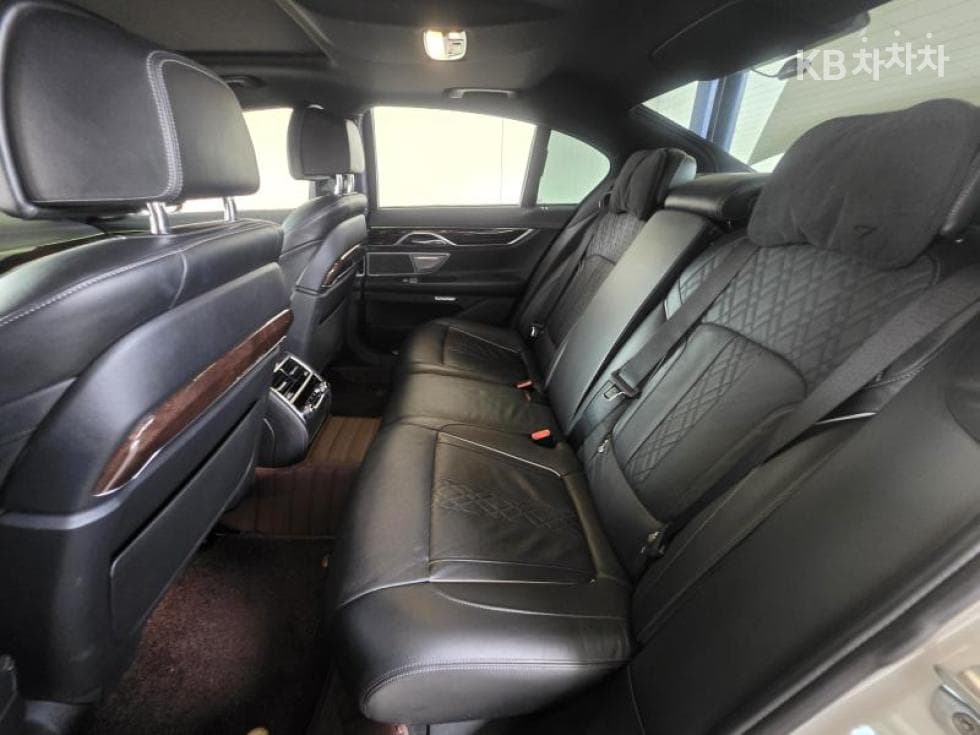 BMW - 7-Series | 730 xDrive Base 10