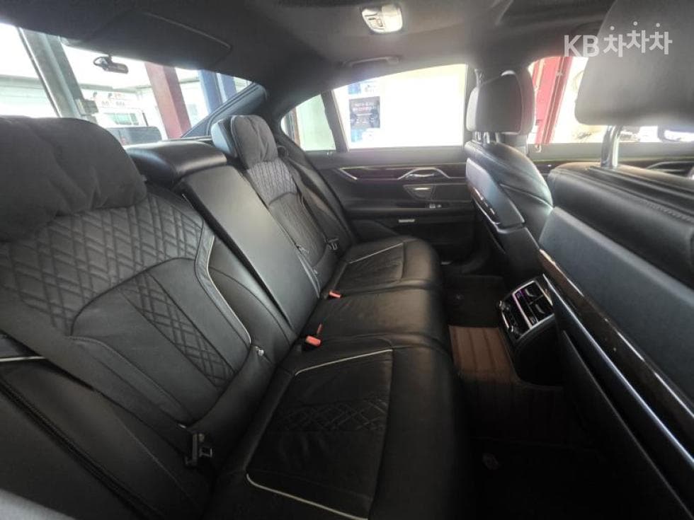 BMW - 7-Series | 730 xDrive Base 11