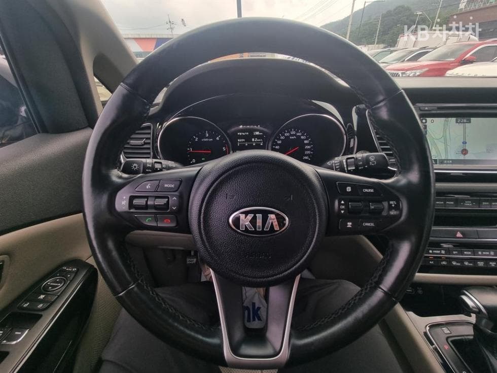 Kia - Карнивал | All New 9Seater 2.2 Diesel Noblesse 7