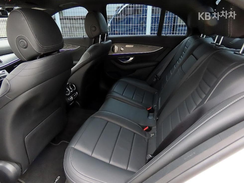 Mercedes-Benz - E-Class | E350 4MATIC AMG Line 6