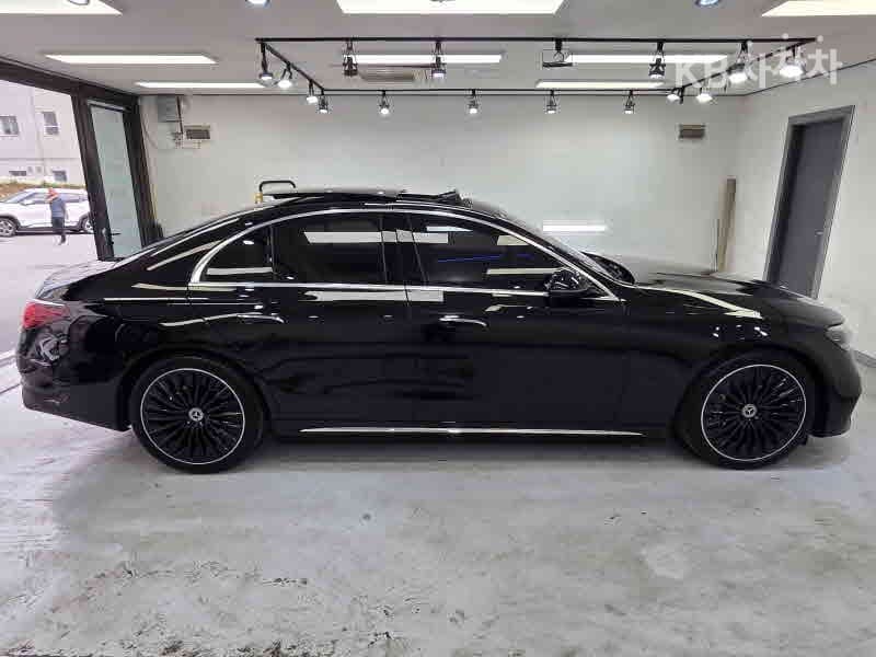 Mercedes-Benz - E-Class | E300 4MATIC AMG Line 4