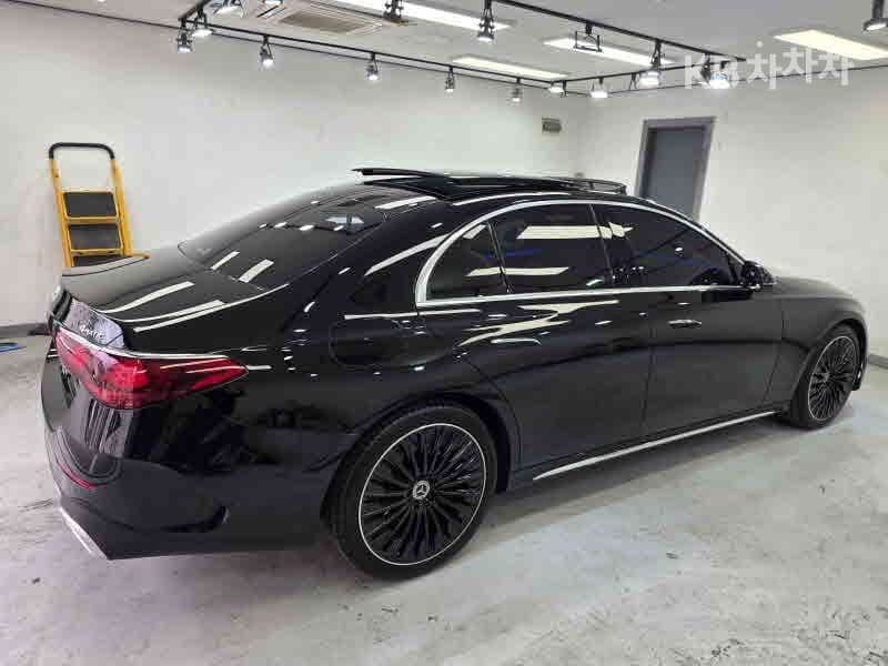 Mercedes-Benz - E-Class | E300 4MATIC AMG Line 5