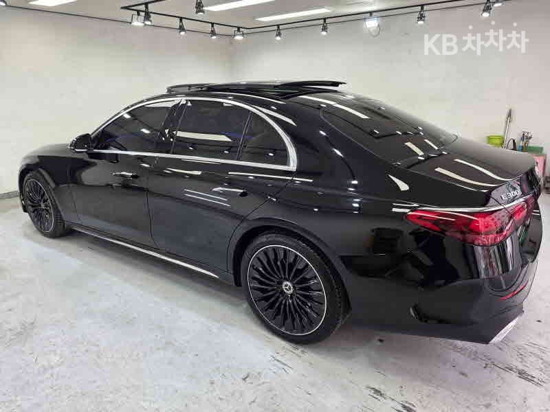 Mercedes-Benz - E-Class | E300 4MATIC AMG Line 6