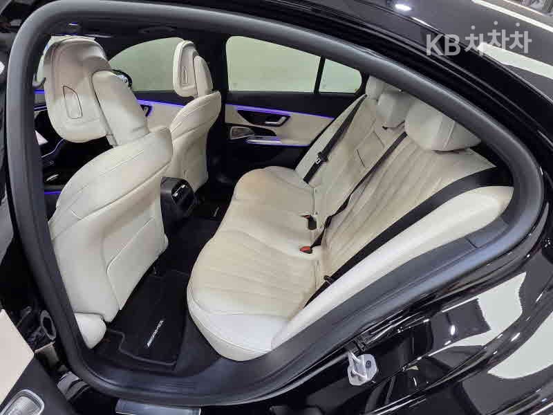 Mercedes-Benz - E-Class | E300 4MATIC AMG Line 20